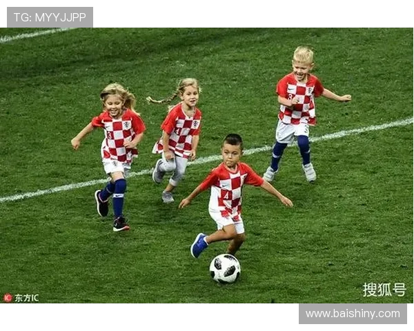 克罗地亚足球明星与孩子们的温馨时刻与梦想启航 克罗地亚足球明星与孩子们的温馨时刻与梦想启航
